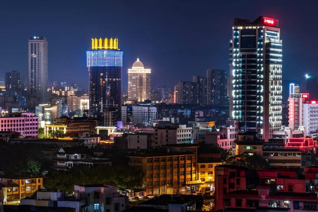 从桨声灯影到流光溢彩，在璀璨夜景中感受肇庆独特的韵味！